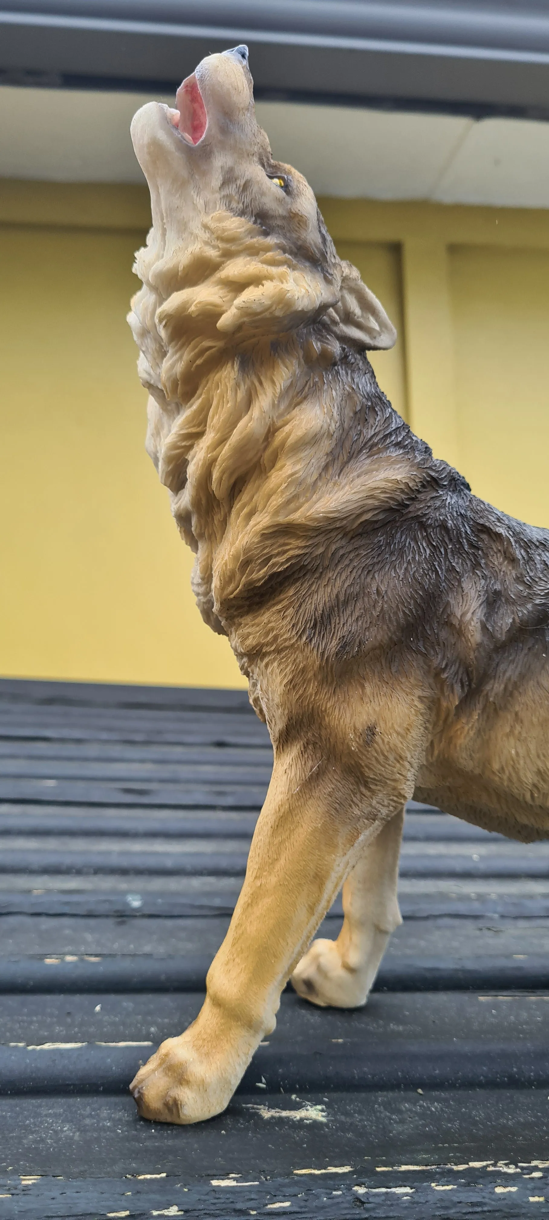 HOWLING WOLF FIGURINE-large