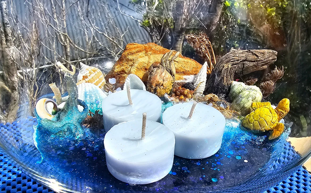 LARGE FEATURE BEACHY SCENE CANDLE HOLDER