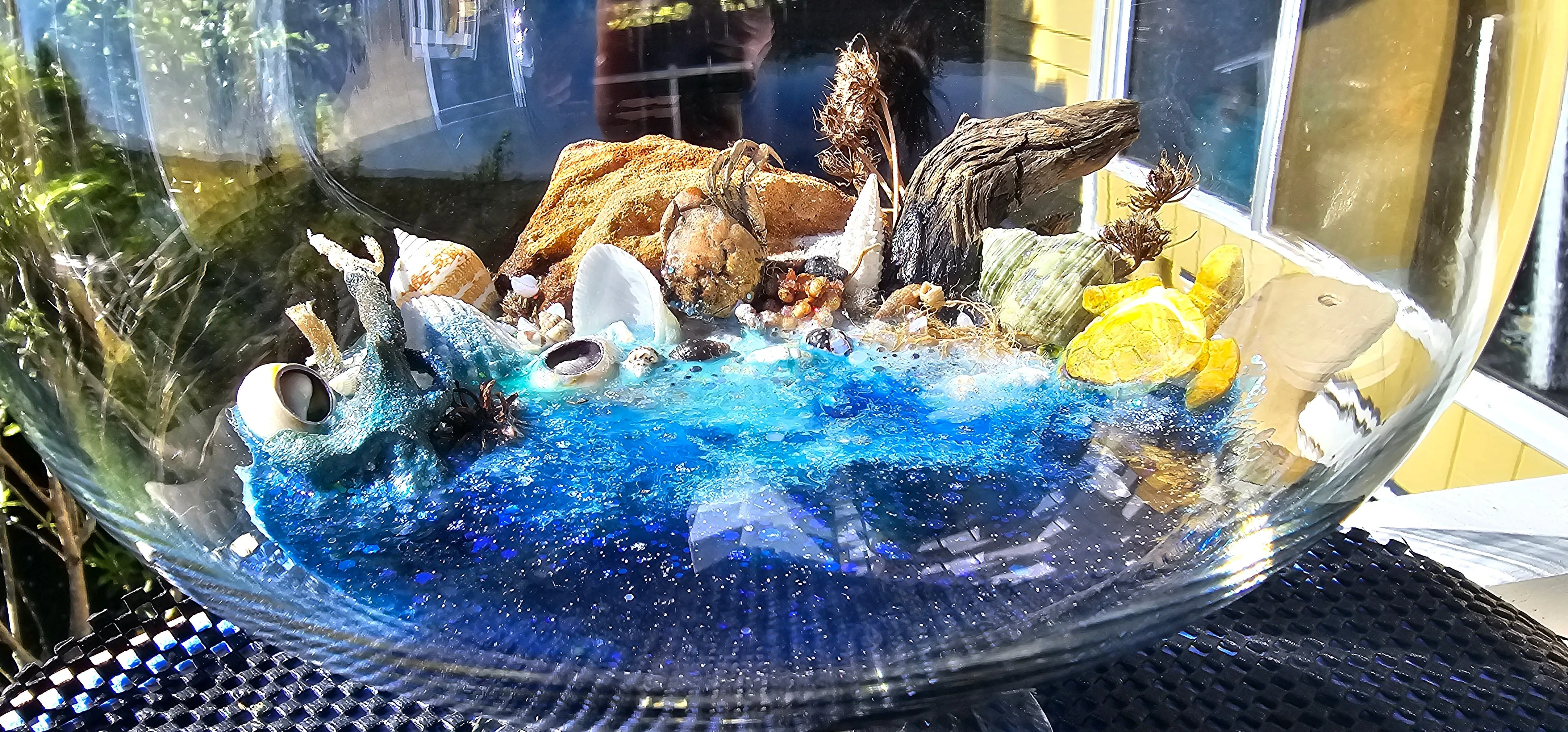 LARGE FEATURE BEACHY SCENE CANDLE HOLDER