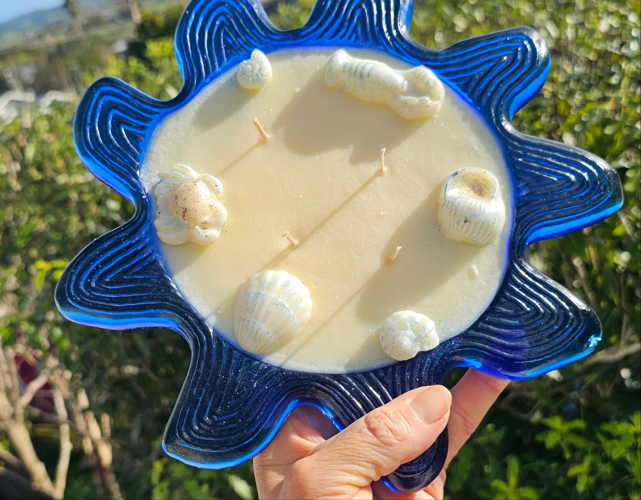 LUCIOUS LIME IN A BEAUTIFUL UNIQUE BLUE GLASS SUN BOWL