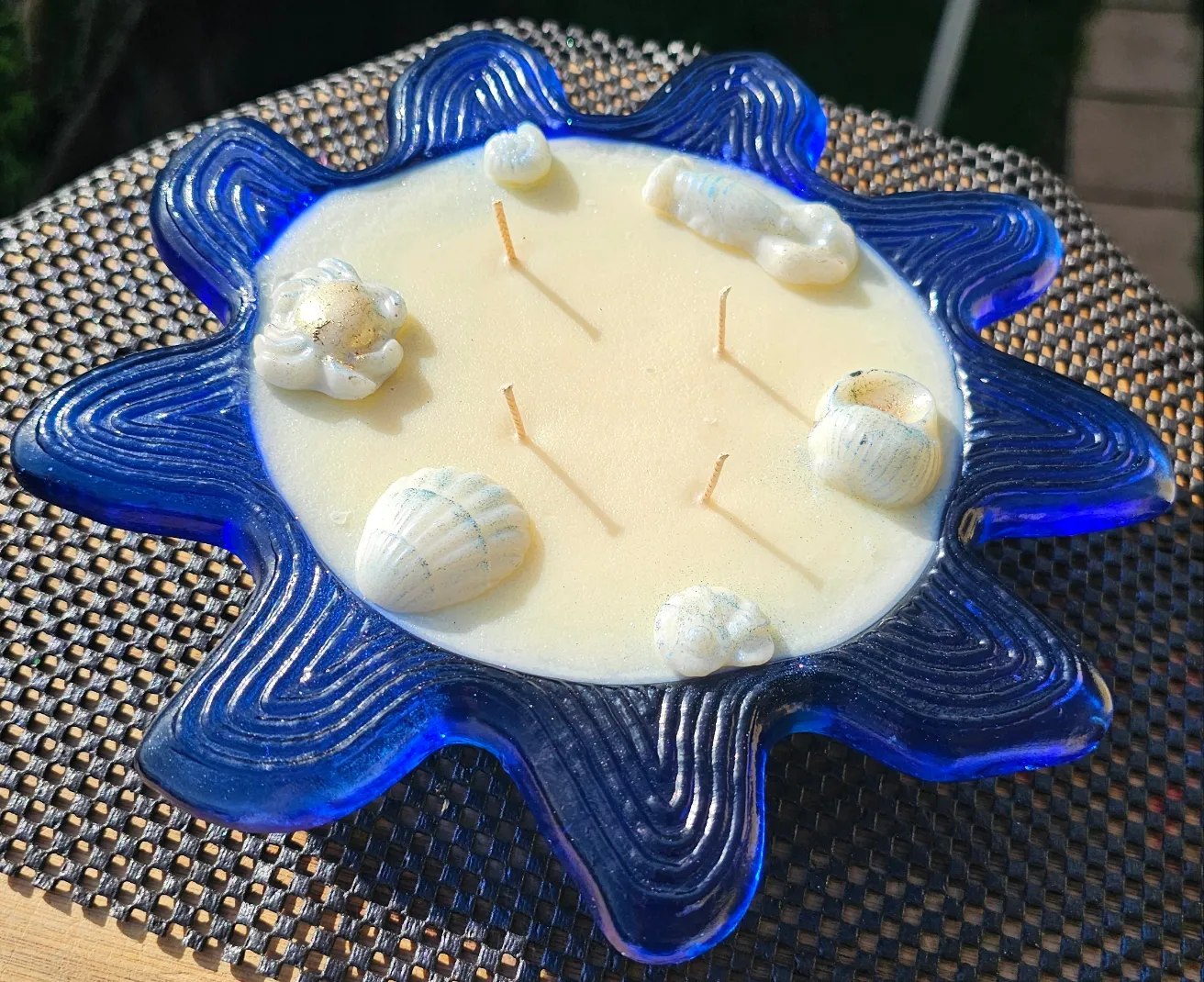 LUCIOUS LIME IN A BEAUTIFUL UNIQUE BLUE GLASS SUN BOWL