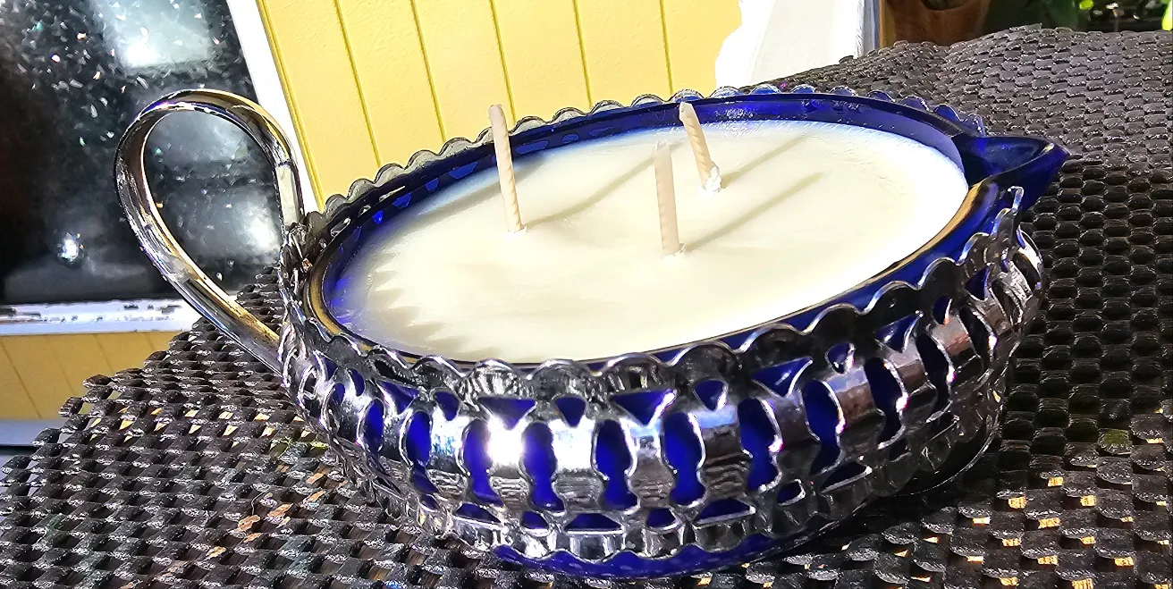 LUCIOUS LIME IN ANTIQUE COBALT BLUE DISH